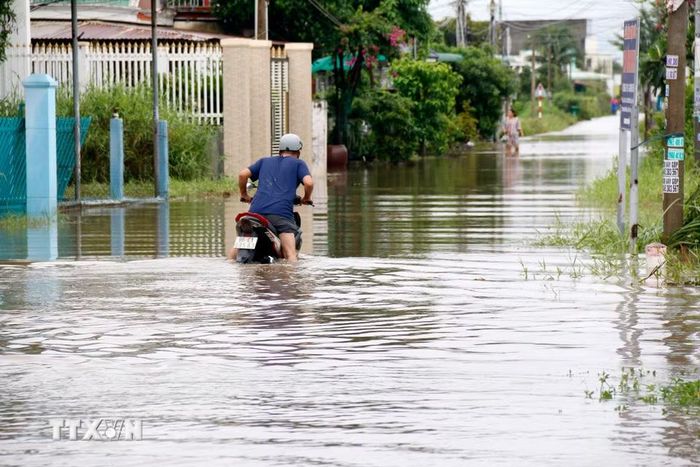 Nhiều nhà dân và các tuyến đường giao thông khu dân cư Cá Đồng (phường Hàm Thắng, tỉnh Lâm Đồng) ngập sâu khiến việc đi lại của người dân gặp khó khăn. (Ảnh: Nguyễn Thanh/TTXVN)