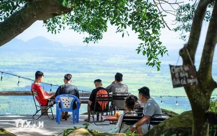 Du khách ngắm toàn cảnh hùng vĩ của vùng Bảy Núi An Giang tại homestay Thác Suối Tiên (tỉnh An Giang). (Ảnh: Công Mạo/TTXVN)