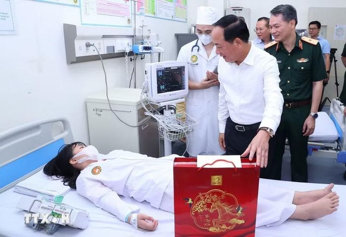 Trưởng Ban Tuyên giáo Trung ương Trịnh Văn Quyết thăm, động viên, tặng quà các bệnh nhi đang chữa bệnh tại Bệnh viện Quân Y 103. (Ảnh: Văn Điệp/TTXVN)