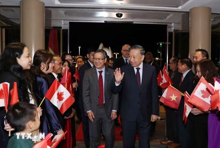 Cán bộ, nhân viên Đại sứ quán và đại diện cộng đồng người Việt Nam tại Canada đón Tổng Bí thư, Chủ tịch nước Tô Lâm. (Ảnh: Thống Nhất/TTXVN)