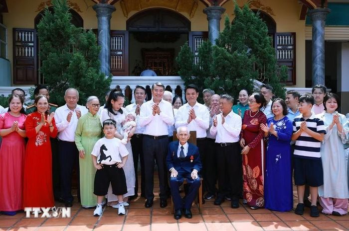 Thủ tướng Lê Minh Hưng thăm gia đình ông Lê Viết Khản, sinh năm 1927, Huy hiệu 80 năm tuổi Đảng, ở Tổ dân phố Ngọc Xuyên, phường Đồ Sơn. (Ảnh: Dương Giang/TTXVN)