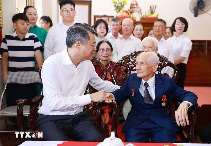 Thủ tướng Lê Minh Hưng thăm gia đình ông Lê Viết Khản, sinh năm 1927, Huy hiệu 80 năm tuổi Đảng, ở Tổ dân phố Ngọc Xuyên, phường Đồ Sơn. (Ảnh: Dương Giang/TTXVN)