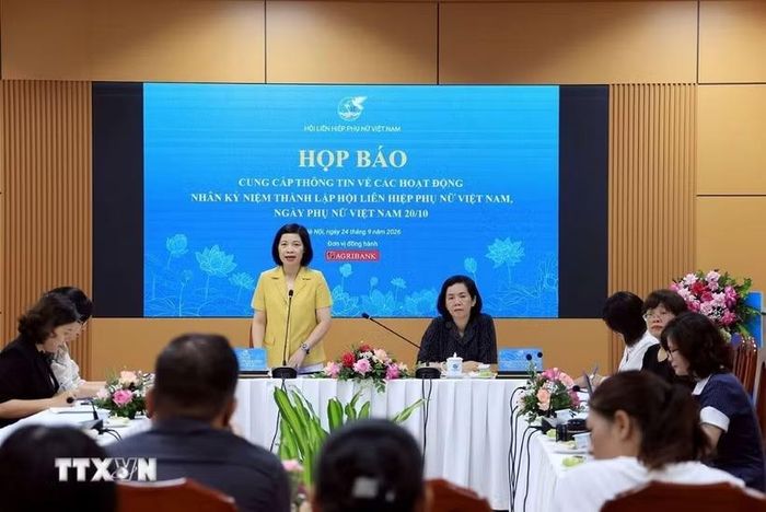Đại diện Hội Liên hiệp Phụ nữ Việt Nam trả lời câu hỏi của các cơ quan thông tấn, báo chí tại buổi họp báo. (Ảnh: Tuấn Anh/TTXVN)
