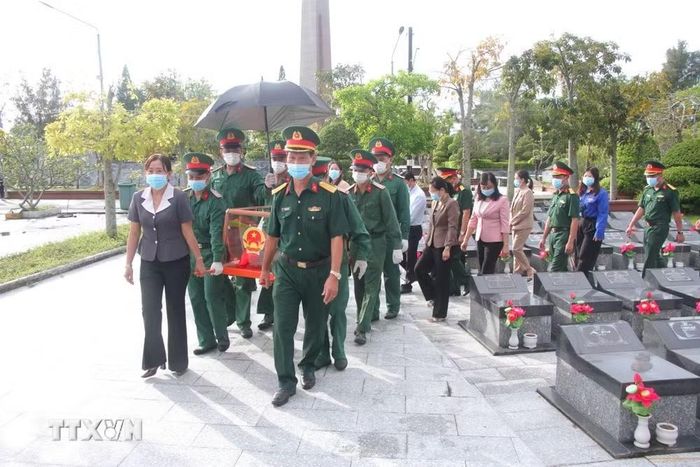 Đại tá Lê Quang Luật, Phó Chính uỷ Bộ Chỉ huy quân sự tỉnh Cà Mau cùng đại diện lãnh đạo chính quyền địa phương di chuyển hài cốt liệt sĩ đến khu vực lấy mẫu phục vụ giám định ADN, góp phần xác định danh tính, đưa các anh trở về với gia đình. (Ảnh: Chanh Đa/TTXVN)