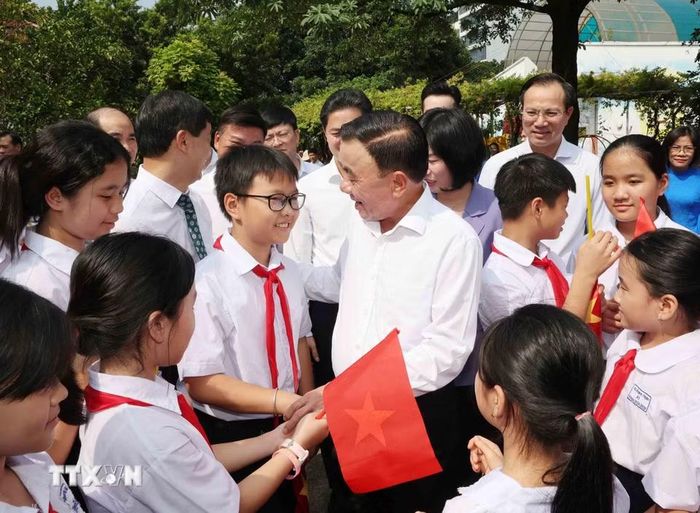 Thường trực Ban Bí thư Trần Cẩm Tú và các cháu thiếu nhi tại Làng trẻ em SOS Hà Nội. (Ảnh: Phương Hoa/TTXVN)