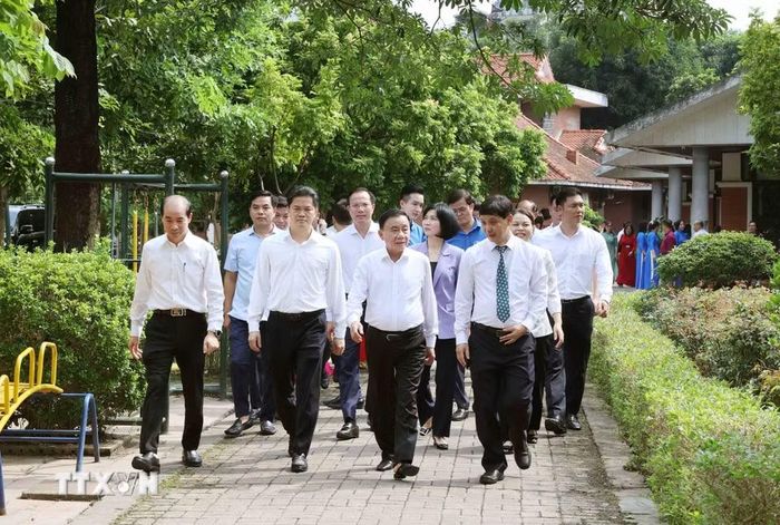 Thường trực Ban Bí thư Trần Cẩm Tú thăm Làng trẻ em SOS Hà Nội dịp Tết Trung thu năm 2026. (Ảnh: Phương Hoa/TTXVN)