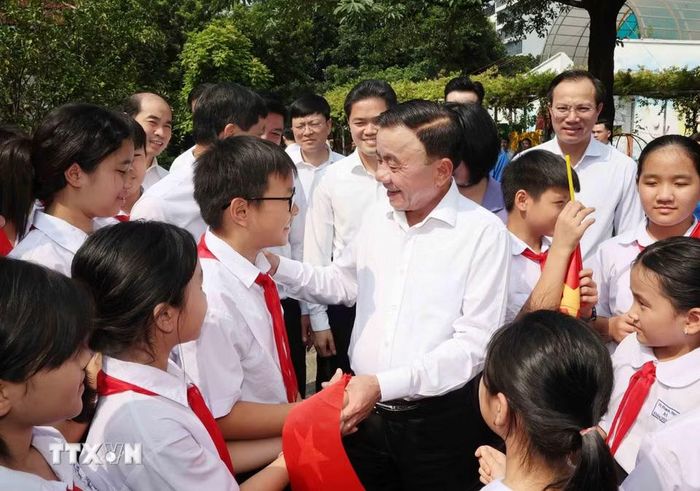 Thường trực Ban Bí thư Trần Cẩm Tú và các cháu thiếu nhi tại Làng trẻ em SOS Hà Nội. (Ảnh: Phương Hoa/TTXVN)