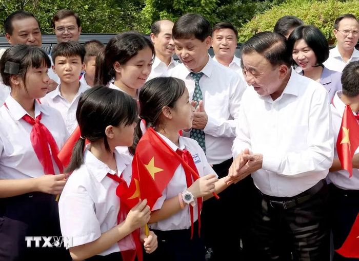 Thường trực Ban Bí thư Trần Cẩm Tú và các cháu thiếu nhi tại Làng trẻ em SOS Hà Nội. (Ảnh: Phương Hoa/TTXVN)