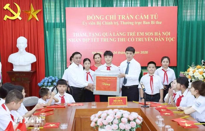 Thường trực Ban Bí thư Trần Cẩm Tú tặng quà cho các cháu thiếu nhi tại Làng trẻ em SOS Hà Nội dịp Tết Trung thu năm 2026. (Ảnh: Phương Hoa/TTXVN)