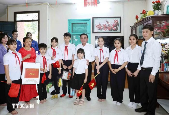 Thường trực Ban Bí thư Trần Cẩm Tú thăm gia đình của mẹ con chị Khuất Thị Loan trong Làng trẻ em SOS Hà Nội. (Ảnh: Phương Hoa/TTXVN)
