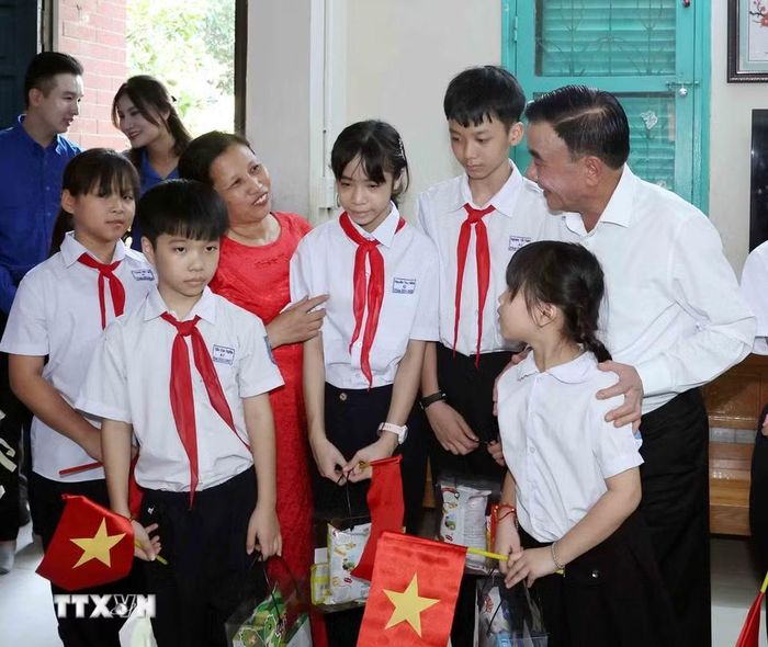 Thường trực Ban Bí thư Trần Cẩm Tú thăm gia đình của mẹ con chị Khuất Thị Loan trong Làng trẻ em SOS Hà Nội. (Ảnh: Phương Hoa/TTXVN)