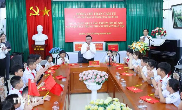 Thường trực Ban Bí thư Trần Cẩm Tú thăm, tặng quà tại Làng trẻ em SOS Hà Nội dịp Tết Trung thu năm 2026. (Ảnh: Phương Hoa/TTXVN)