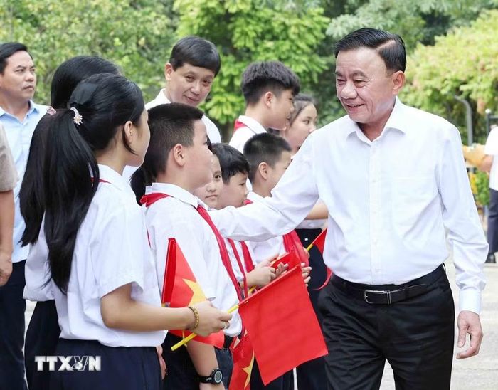 Thường trực Ban Bí thư Trần Cẩm Tú và các cháu thiếu nhi tại Làng trẻ em SOS Hà Nội. (Ảnh: Phương Hoa/TTXVN)
