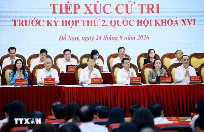 Thủ tướng Lê Minh Hưng và Đoàn đại biểu Quốc hội thành phố Hải Phòng tiếp xúc cử tri thành phố trước Kỳ họp thứ hai Quốc hội khoá XVI. (Ảnh: Dương Giang/TTXVN)