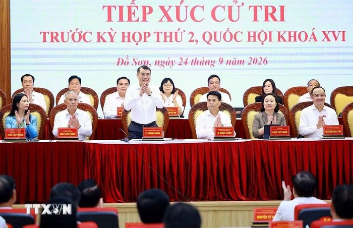 Thủ tướng Lê Minh Hưng và Đoàn đại biểu Quốc hội thành phố Hải Phòng tiếp xúc cử tri thành phố trước Kỳ họp thứ hai Quốc hội khoá XVI. (Ảnh: Dương Giang/TTXVN)