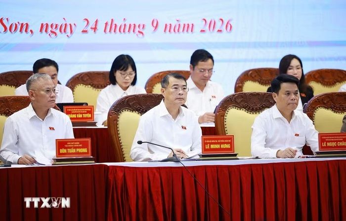 Thủ tướng Lê Minh Hưng và Đoàn Đại biểu Quốc hội thành phố Hải Phòng tiếp xúc cử tri thành phố trước Kỳ họp thứ hai Quốc hội khoá XVI. (Ảnh: Dương Giang/TTXVN)