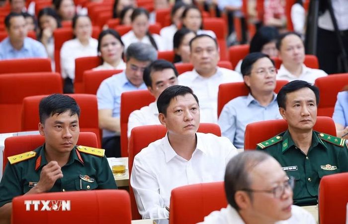 Cử tri thành phố Hải Phòng tham dự buổi tiếp xúc trước Kỳ họp thứ hai Quốc hội khoá XVI. (Ảnh: Dương Giang /TTXVN)