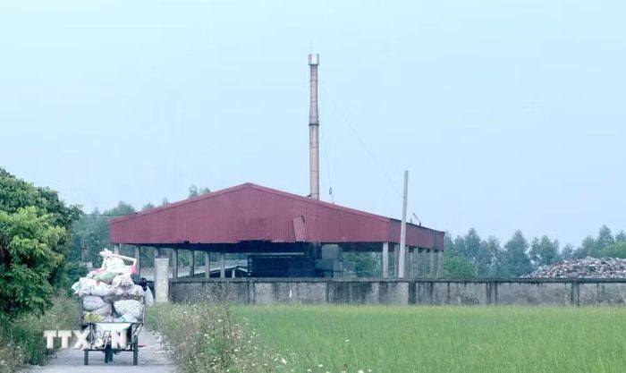 Toàn cảnh khu vực lò đốt rác Văn Cẩm, xã Diên Hà, tỉnh Hưng Yên đã ngừng hoạt động, gây nhiều khó khăn trong việc xử lý rác. (Ảnh: Đinh Văn Nhiều/TTXVN)