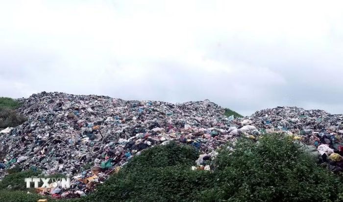 Bãi rác thải sinh hoạt tồn đọng tại thôn Vũ Hội, xã Thư Vũ, tỉnh Hưng Yên chất cao như núi ảnh hưởng trực tiếp đến đời sống sinh hoạt của người dân khu vực xung quanh. (Ảnh: Đinh Văn Nhiều/TTXVN)