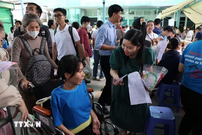 Đông đảo người khuyết tật tìm cơ hội việc làm tại “Ngày hội việc làm cho người khuyết tật Thành phố”. (Ảnh: Thanh Vũ/TTXVN)
