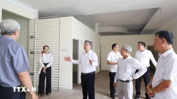 Lãnh đạo Thành phố Hồ Chí Minh khảo sát địa điểm 314 Trần Phú, phường An Đông để bàn giao cho Bệnh viện Nguyễn Tri Phương. (Ảnh: Đinh Hằng/TTXVN)