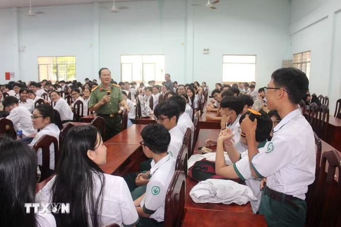 Nội dung tuyên truyền được truyền tải sinh động, dễ hiểu, phù hợp với lứa tuổi học sinh góp phần giúp các em và phụ huynh trang bị thêm kỹ năng bảo vệ mình. (Ảnh: Hồng Hiếu/TTXVN)