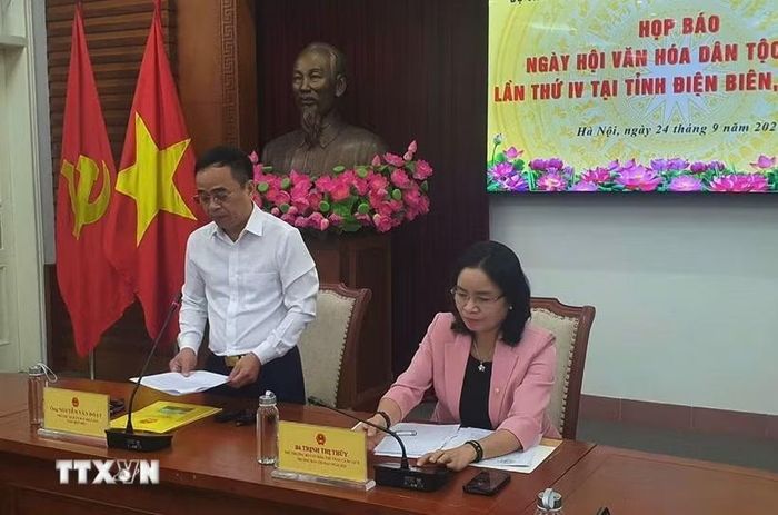 Ông Nguyễn Văn Đoạt, Phó Chủ tịch UBND tỉnh Điện Biên trả lời phóng viên về “Ngày hội Văn hóa dân tộc Mông lần thứ IV tại tỉnh Điện Biên năm 2026”. (Ảnh: Nguyễn Trọng Lịch/TTXVN)