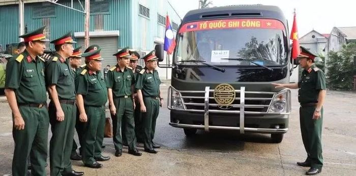 Tổng cục Hậu cần-Kỹ thuật nghiệm thu xe chuyên chở hài cốt liệt sỹ. (Nguồn: QĐND)