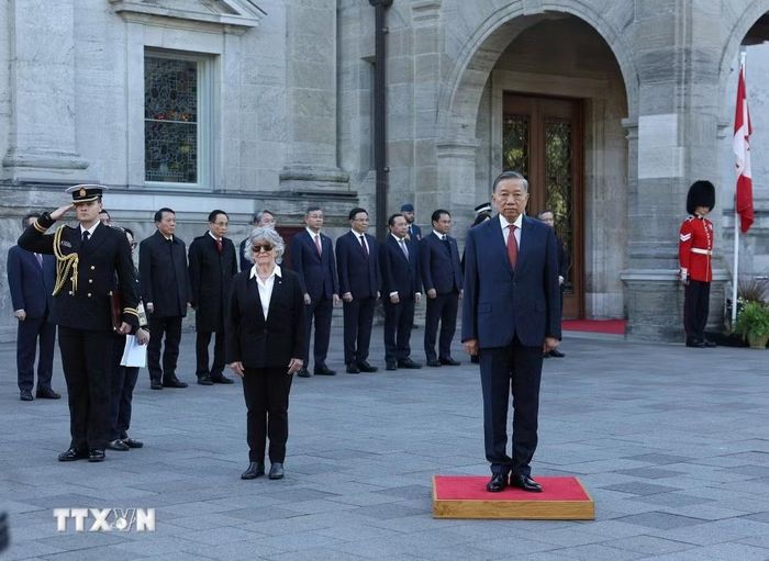 Tổng Bí thư, Chủ tịch nước Tô Lâm thực hiện nghi lễ chào cờ. (Ảnh: Thống Nhất/TTXVN)