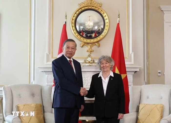 Tổng Bí thư, Chủ tịch nước Tô Lâm và Toàn quyền Canada Louise Arbour chụp ảnh chung. (Ảnh: Thống Nhất/TTXVN)