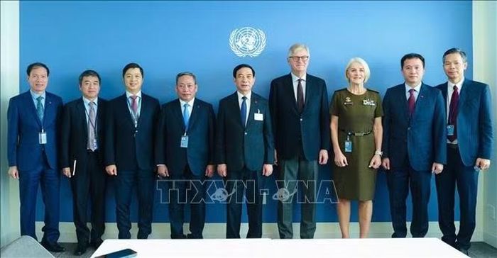 Phó Thủ tướng, Bộ trưởng Quốc phòng Phan Văn Giang cùng thành viên đoàn Việt Nam chụp ảnh chung với ông Jean-Piere Lacroix, Phó Tổng Thư ký Liên hợp quốc phụ trách hoạt động gìn giữ hòa bình.