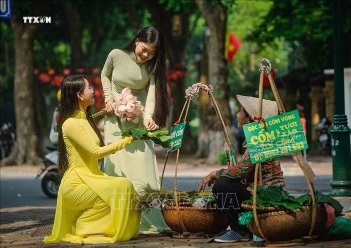 Hà Nội mỗi mùa đều mang một vẻ đẹp riêng, thế nhưng có lẽ mùa Thu là mùa khiến lòng người say đắm, xao xuyến hơn cả. Ảnh: Khánh Hoà/TTXVN