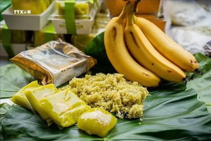 Cốm là thức quà không thể thiếu của mùa Thu Hà Nội. Ảnh: Khánh Hoà/TTXVN