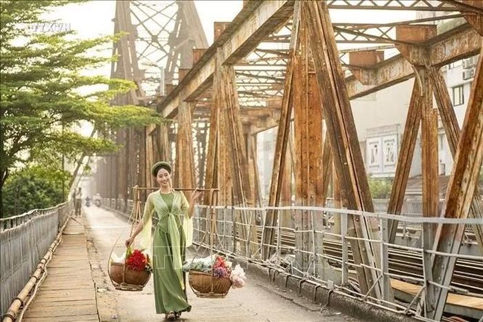 Vẻ đẹp cổ kính của cầu Long Biên sáng mùa Thu. Ảnh: Khánh Hoà/TTXVN