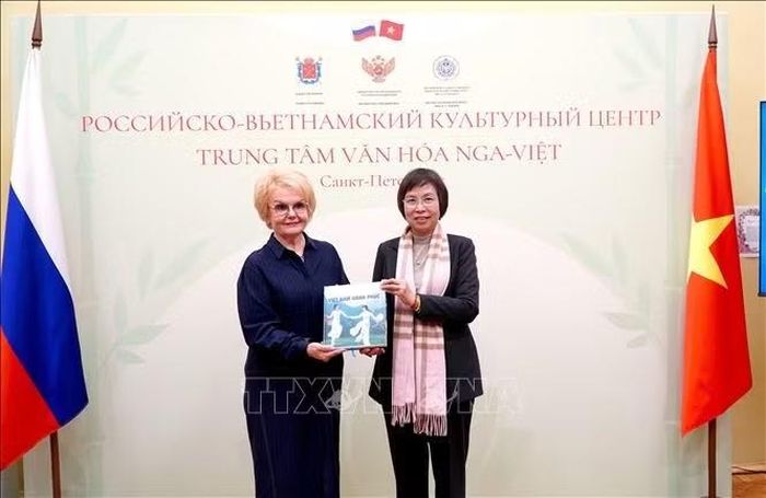 Tổng Giám đốc TTXVN Vũ Việt Trang tặng sách cho bà Tatyana Ryboretskaya, Phó Hiệu trưởng Trường Đại học Sư phạm Quốc gia Nga mang tên Herzen. Ảnh: Trần Hải/PV TTXVN tại LB Nga