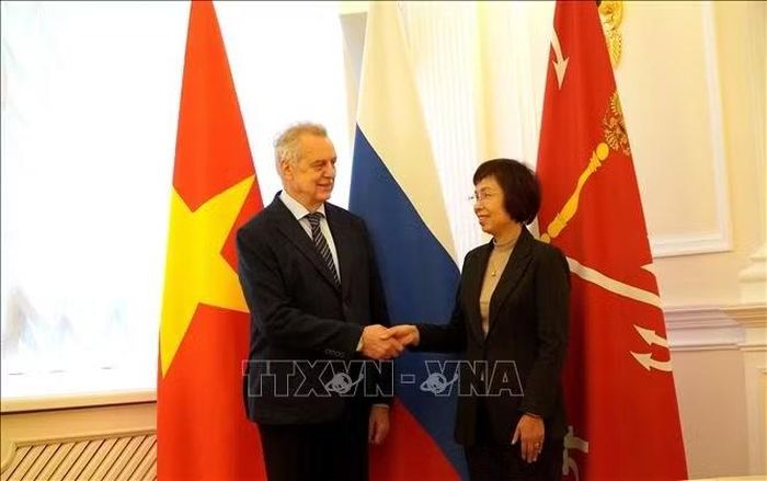 Tổng giám đốc TTXVN Vũ Việt Trang và Chủ tịch Ủy ban Đối ngoại St.Petersburg Evgeny Grigoriev. Ảnh: Trần Hải/PV TTXVN tại LB Nga