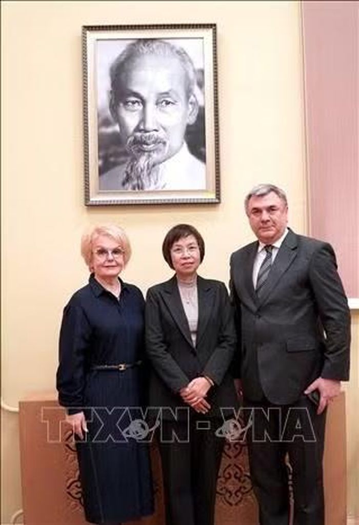 Tổng Giám đốc TTXVN Vũ Việt Trang, Phó Hiệu trưởng Tatyana Ryboretskaya (trái) và Phó Chủ tịch Ủy ban Đối ngoại St.Petersburg Vyacheslav Kalganov. Ảnh: Trần Hải/PV TTXVN tại LB Nga