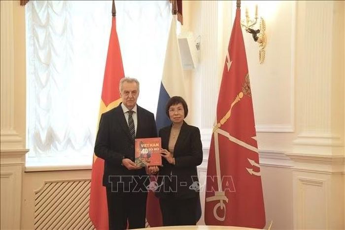 Tổng Giám đốc TTXVN Vũ Việt Trang tặng sách cho Chủ tịch Ủy ban Đối ngoại St.Petersburg Evgeny Grigoriev. Ảnh: Trần Hải/PV TTXVN tại LB Nga