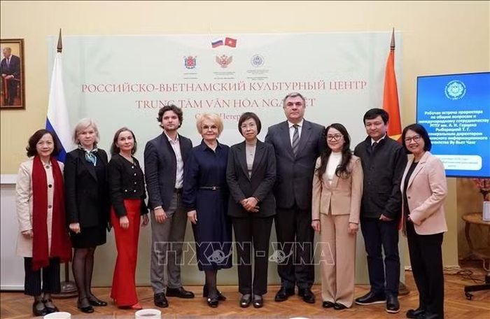 Tổng Giám đốc TTXVN Vũ Việt Trang thăm Trung tâm Văn hoá Nga - Việt tại Đại học Sư phạm Quốc gia Nga mang tên Herzen. Ảnh: Trần Hải/PV TTXVN tại LB Nga
