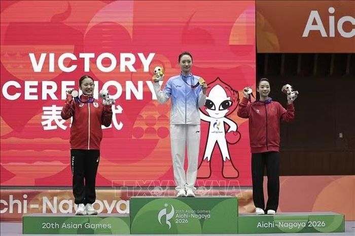 Võ sĩ Dương Thúy Vi (phải) của Việt Nam giành Huy chương Đồng, Yao Yang (giữa) của Trung Quốc giành Huy chương Vàng và Kida Nanoha của Nhật Bản giành Huy chương Bạc ở nội dung kép kiếm thuật - thương thuật nữ tại ASIAD 20, Nagoya, Nhật Bản ngày 23/9/2026. Ảnh: THX/TTXVN phát