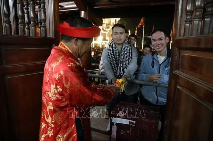 Các bô lão địa phương phát lương cho người dân và du khách. Ảnh: Đại Nghĩa/TTXVN