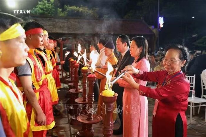 Các đại biểu tham gia nghi thức dâng nến vào Đền. Ảnh: Đại Nghĩa/TTXVN