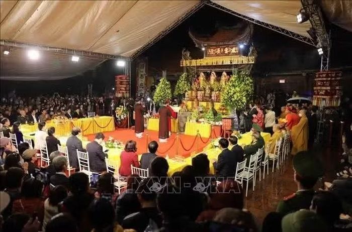 Quang cảnh khai mạc lễ phát lương Đức Thánh Trần ở đền Trần Thương. Ảnh tư liệu: Thanh Tùng/TTXVN