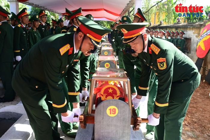 Lễ an táng các Anh hùng liệt sĩ đã hy sinh trên nước bạn Lào được quy tập trong giai đoạn mùa khô 2025 - 2026, đưa về an toán tại nghĩa trang Đồng Tâm tỉnh Thanh Hóa. Ảnh: Phú Sơn