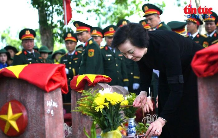 Phó Thủ tướng Phạm Thị Thanh Trà thắp hương tưởng niệm các Anh hùng liệt sĩ đã hy sinh trên nước bạn Lào được quy tập trong giai đoạn mùa khô 2025 - 2026, đưa về an táng tại nghĩa trang Hưng Nguyên tỉnh Nghệ An. Ảnh: Phú Sơn