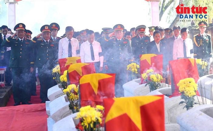 Lễ an táng các Anh hùng liệt sĩ hy sinh tại nước bạn Lào được quy tập trong giai đoạn mùa khô 2025 - 2026, đưa về nghĩa trang Hưng Nguyên tỉnh Nghệ An. Ảnh: Phú Sơn
