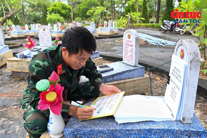 Lấy thông tin phục vụ công tác chuẩn bị khai quật để lấy mẫu ADN giám định danh tính Anh hùng liệt sĩ chưa biết tên tại nghĩa trang Hàm Rồng (Thanh Hóa). Ảnh: Phú Sơn