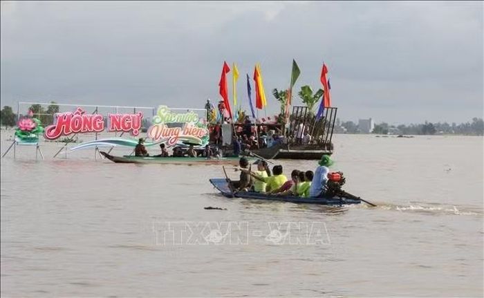 Du khách trải nghiệm du lịch sông nước vùng biên Hồng Ngự (Đồng Tháp).