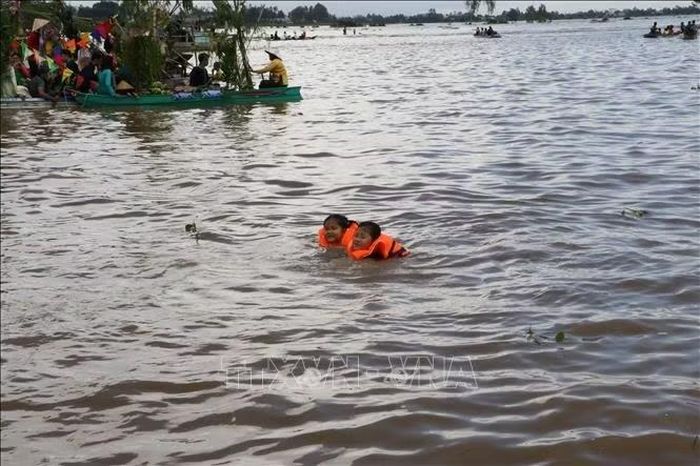 Trẻ em trải nghiệm tắm đồng mùa nước nổi tại phường Hồng Ngự (Đồng Tháp).