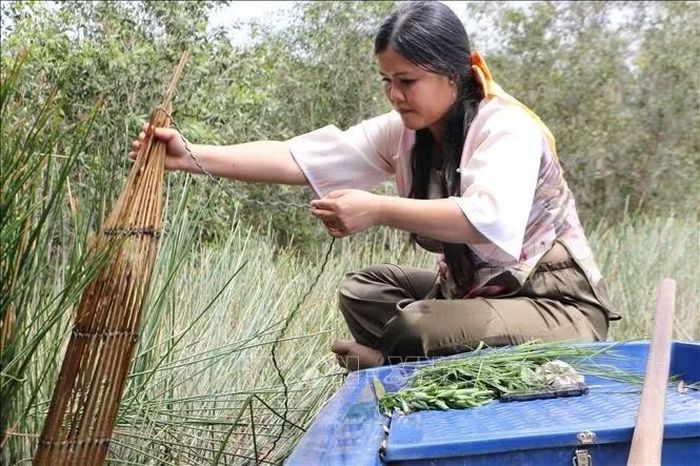Du khách trải nghiệm đặt trúm lươn tại Khu du lịch Tràm Chim.